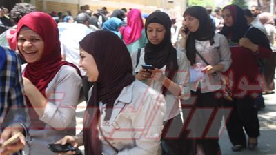 فرحة وزغاريد بين طلاب الثانوية العامة لسهولة امتحاني الكيمياء والفلسفة