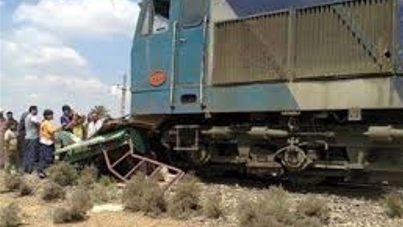 سيارة تقتحم مزلقان