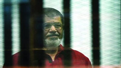 في محاكمة مرسي بإهانة القضاء: عصام سلطان يطلب إعادة مرافعة النيابة ومحامي عكاشة يطلب له البراءة