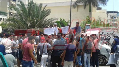 بالصور .. مظاهرات الثانوية العامة بدمياط تطالب السيسي بإقالة الهلالي‎