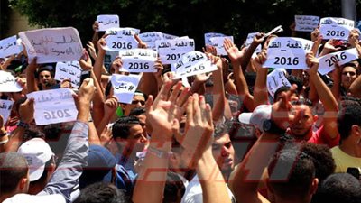 الأمن يغلق شارع عبدالخالق ثروت.. وتزايد أعداد طلاب الثانوية المتظاهرين على سلالم الصحفيين