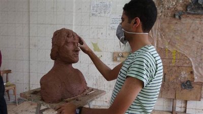 رئيس جامعة المنيا بين طلاب فنون جميلة لمتابعة الامتحانات