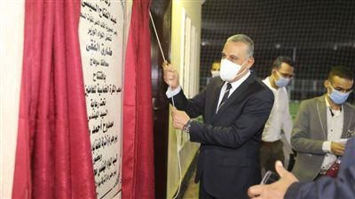 محافظ سوهاج يفتتح ورشة ملابس جاهزة وملعبًا خماسيًا بطهطا