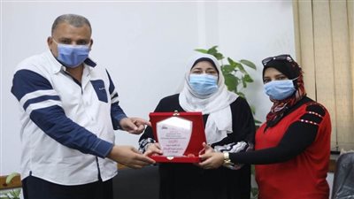 تكريم رحاب عبدالخالق أمًا مثالية لعام 2020 عن العاملات بالصحافة والطباعة والإعلام