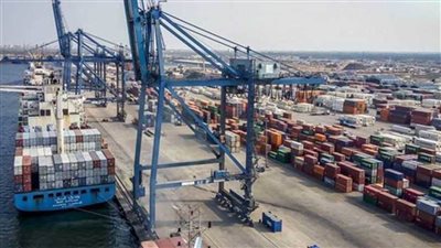نشاط في حركة السفن والشاحنات بميناء الإسكندرية