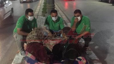 سيدتان تفترشان الرصيف بكورنيش المنيا وترفضان نقلهما لدار رعاية  