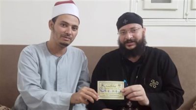 مؤكدًا أن المصريين على قلب رجل واحد.. قس يتبرع بصك أضحية بالمنيا