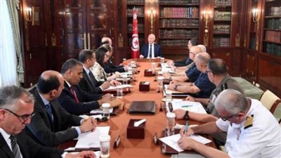  الرئيس التونسي: هناك من يريد الزج بالجيش في العملية السياسية لتفجير الأوضاع في البلاد