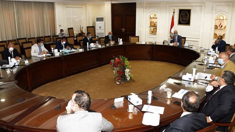 وزير الإسكان يتابع