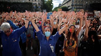 مظاهرة نسائية في باريس ضد وزير الداخلية وسط مزاعم بارتكابه جريمة اغتصاب