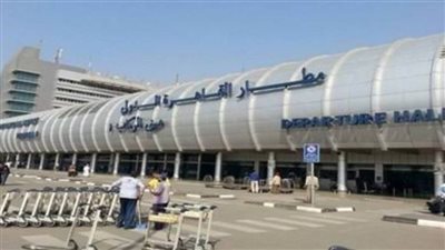 جمارك مطار القاهرة تحبط محاولة تهريب بندقية مفككة ومنظار عالي الدقة