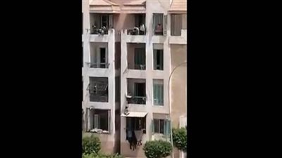 كواليس قيام أب بوضع نجله على مظلة شرفة منزله بالشرقية