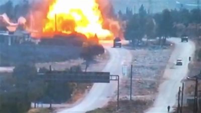 بالفيديو .. تفجير مدرعة روسية باستخدام سيارة مفخخة فى إدلب السورية 