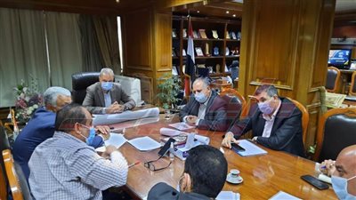 محافظ القليوبية يبحث توسعة وتطوير طريق بنها المنصورة