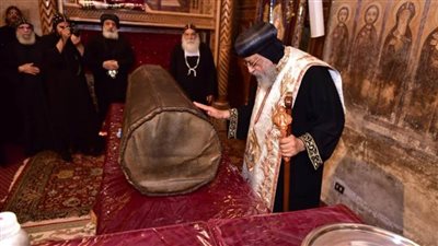 بمناسبة عيده.. قداسة البابا يطيب جسد الأنبا بيشوي بوادي النطرون
