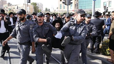 اشتباكات بين يهود متشددين والشرطة في مظاهرات ضد الإغلاق بسبب كورونا