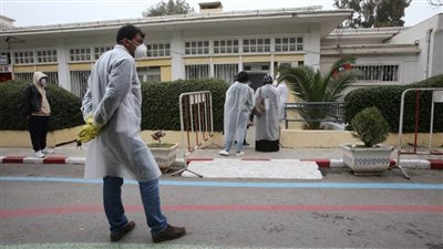 مدير مستشفى جزائري يلقي بنفسه من الطابق الأول هربا من أهل متوف بكورونا