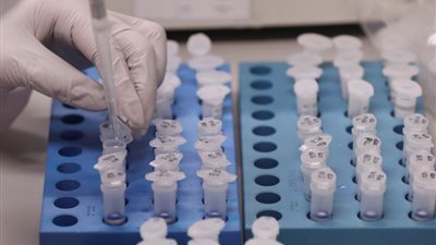 شركة روسية تبرم اتفاقا لإنتاج لقاح بريطاني ضد كورونا وتصديره لعشرات الدول