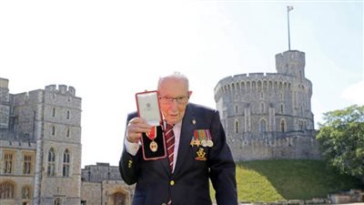 ملكة بريطانيا تمنح جامع تبرعات عمره 100 عام لقب السير (فيديو)
