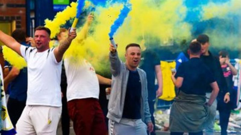 احتفالات جماهير ليدز