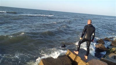 طالب هندسة الإسكندرية لا يزال في مياه المتوسط