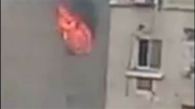 8 سيارات إطفاء لإخماد النيران المشتعلة بعقار التوفيقية