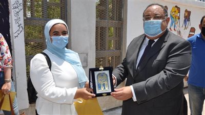 تجميل سور جامعة حلوان بيد طلابها