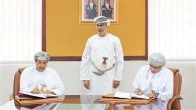 وزير الإعلام العماني يعتمد نظامًا عالميًا لإدارة الوثائق والمحفوظات