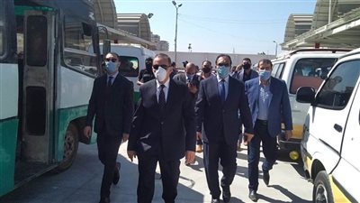 محافظ كفر الشيخ يتفقد موقف السرفيس الجديد ويؤكد على الالتزام بالكمامات