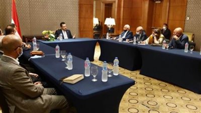 رئيس الوزراء اليمني يشيد بالدور التنويري للمفكرين والمثقفين والباحثين المصريين تجاه اليمن