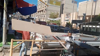 إزالة ٤٣١ حالة إشغال ولافتات إعلانية وغلق مقهى بالبحيرة