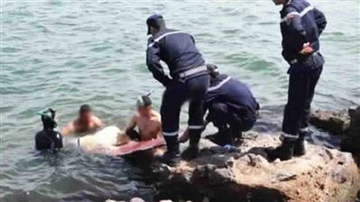 البحر يلقي بجثة شاب بشاطئ النخيل