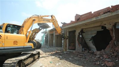 إزالة التعديات على الطريق الدولي بكفر الشيخ