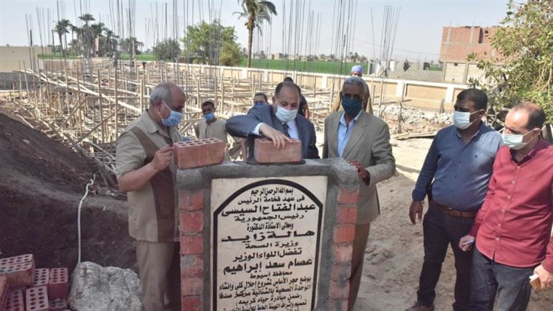 محافظ أسيوط يضع حجر
