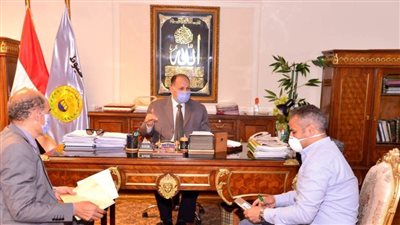 محافظ أسيوط يبحث سبل التطوير والتحديث في قطاعات البنية التحتية المعلوماتية