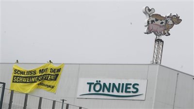 دراسة.. كورونا يمكن أن يسافر 8 أمتار في مصانع اللحوم بفضل الهواء الجاف