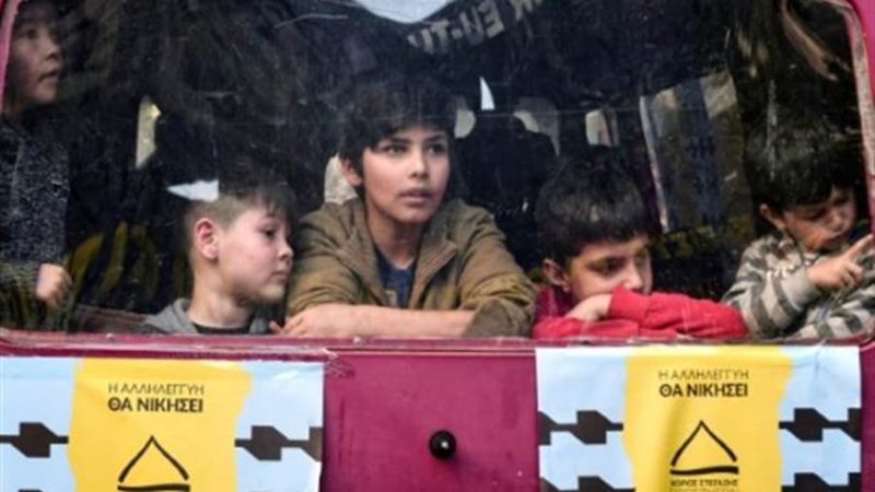 اليونان تنقل 18 طفلا