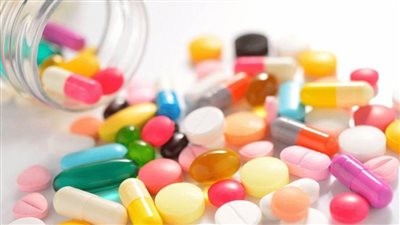 الصحة تحذر من الإفراط في تناول الأدوية والفيتامينات دون إشراف طبي