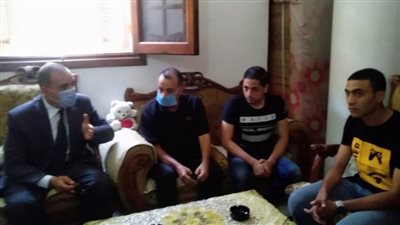 في حفل زفافها.. محافظ كفر الشيخ يرافق نجلة الموظف المتوفى أثناء عمله