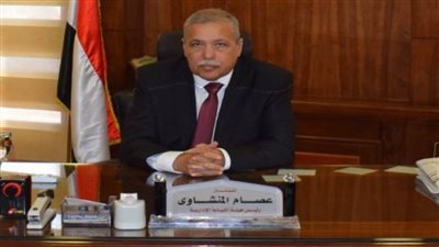 رئيس هيئة النيابة الإدارية يهدي رئيس مجلس القضاء الأعلى درع النيابة