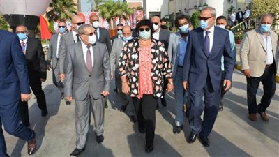 وزيرا الإنتاج الحربي والثقافة يتفقدان أول نموذج للمسارح المتنقلة