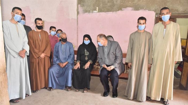 محافظ أسيوط يقدم