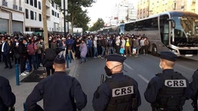 الشرطة الفرنسية تزيل مخيما للمهاجرين بالقرب من شمال باريس 