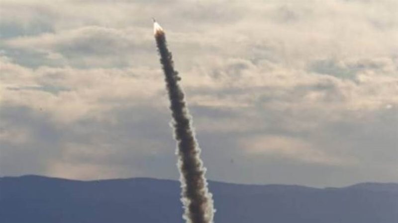 إطلاق صاروخ باليستي