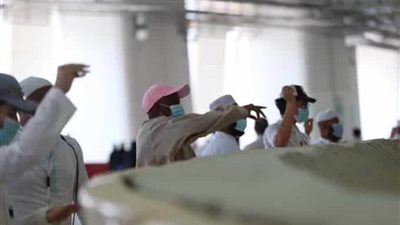حجاج بيت الله الحرام يكملون رمي الجمرات الثلاث لليوم الأول من أيام التشريق