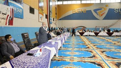 محافظ بني سويف يتناول الإفطار مع أبناء الشهداء والأيتام