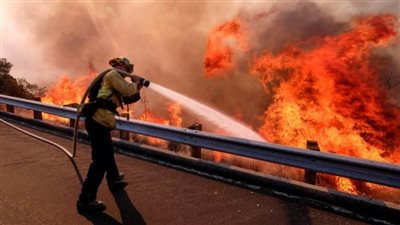 حريق ضخم بجنوب كاليفورنيا يجبر الآلاف على ترك منازلهم