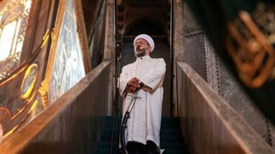 حقاً تركي بجم..خطيب أردوغان يصعد المنبر في صلاة العيد بالسيف العثماني