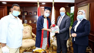 محافظ بني سويف يكرم 