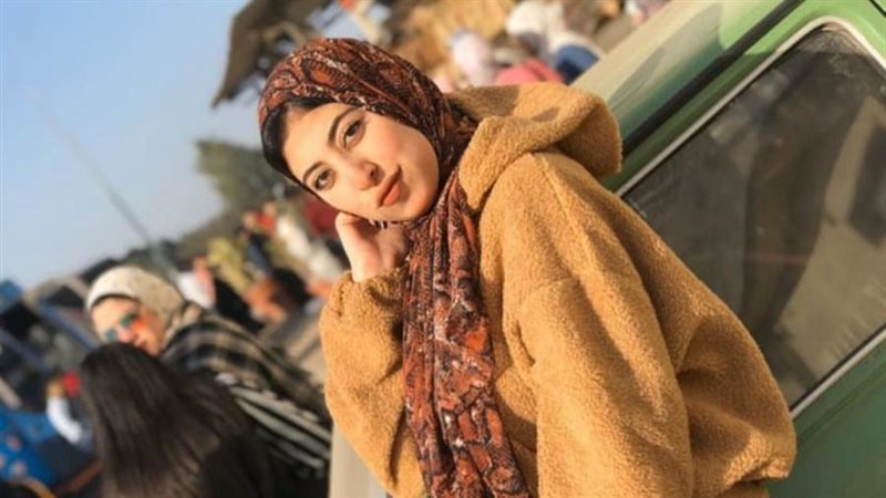 الطالبة الحاصلة علي